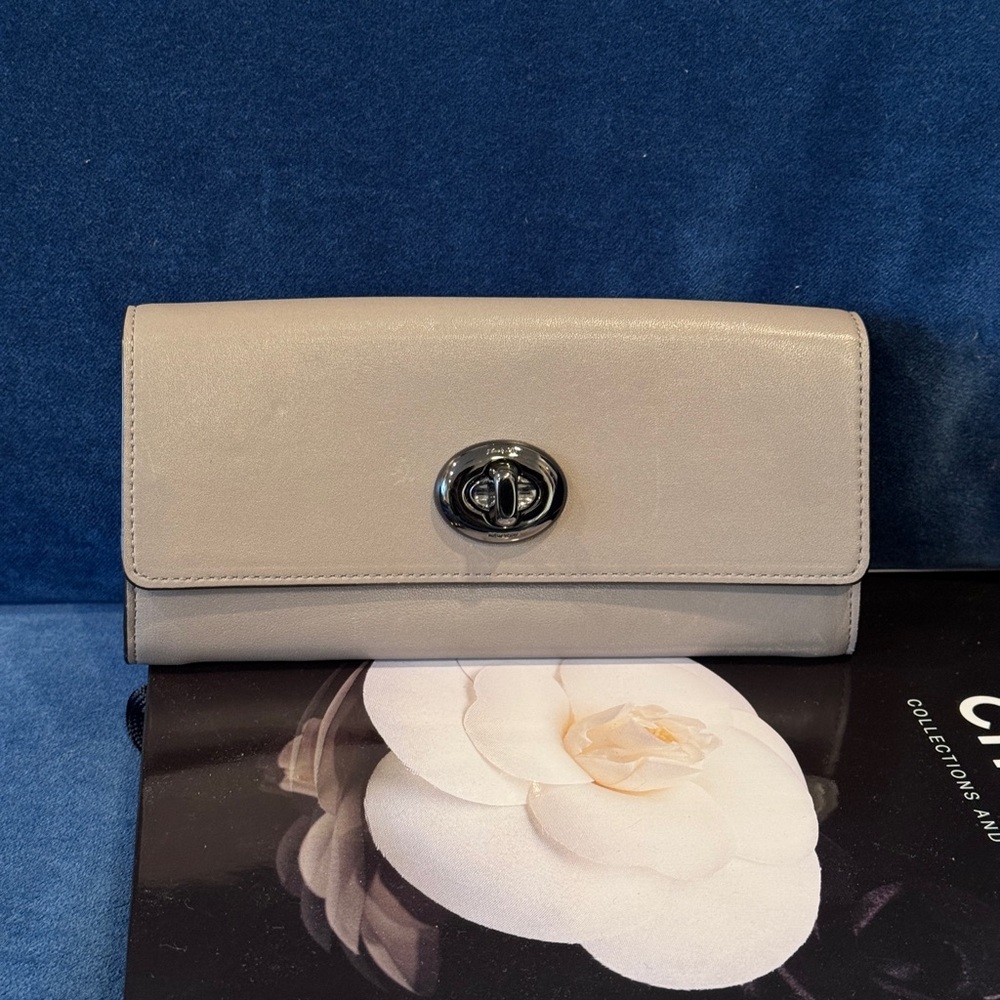 Coach Turnlock Slim Envelope Wallet‎ In Smooth Leather Gray .